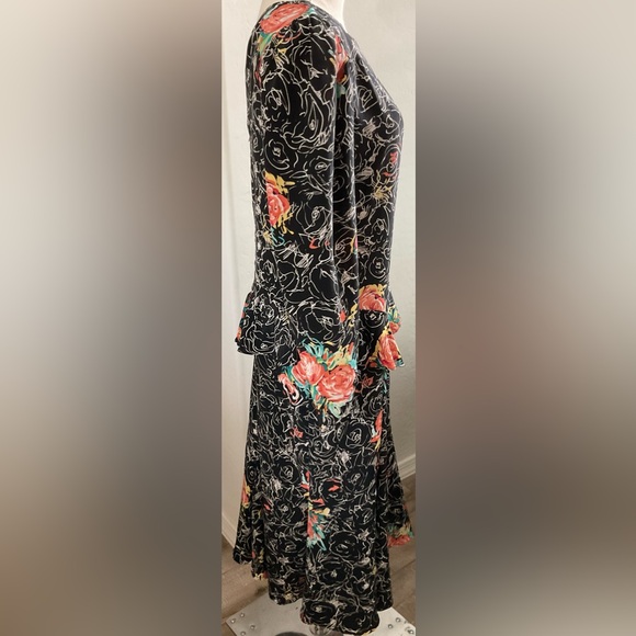 Black and White Sheath Dress with Cuffed Long Sleeves - Picture 3 of 8